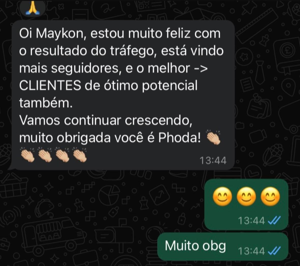Conversa de WhatsApp em que a cliente comemora o resultado do tráfego, com mais seguidores e clientes de ótimo potencial